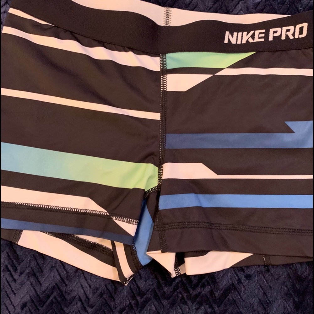 Nike Pro - Picture 2 of 5